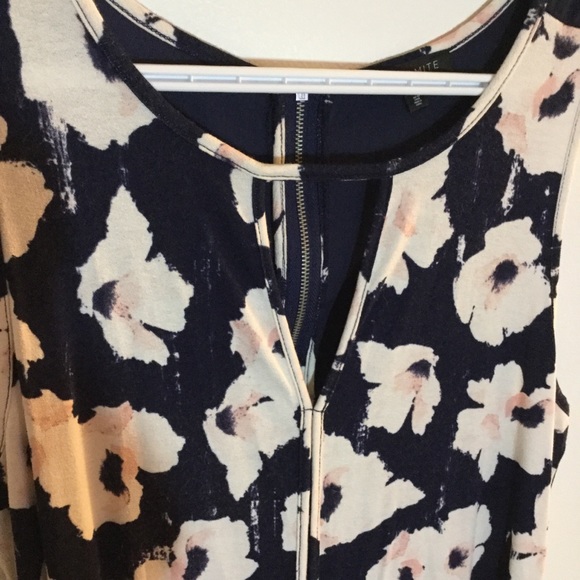 Nice floral blouse - Picture 2 of 3